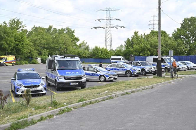 Komornicy na Modlińskiej. Nerwowe starcie przy hali na Białołęce. Ostry konflikt kupców z zarządcą hali