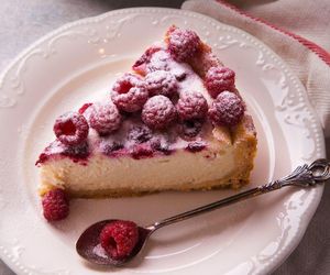 Kiedy jest sezon, sernik piekę z tymi owocami. Jest kremowy i rozpływa się w ustach 