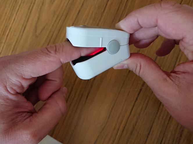 Pulsoksymetr to małe urządzenie, które bada natelnienie krwi