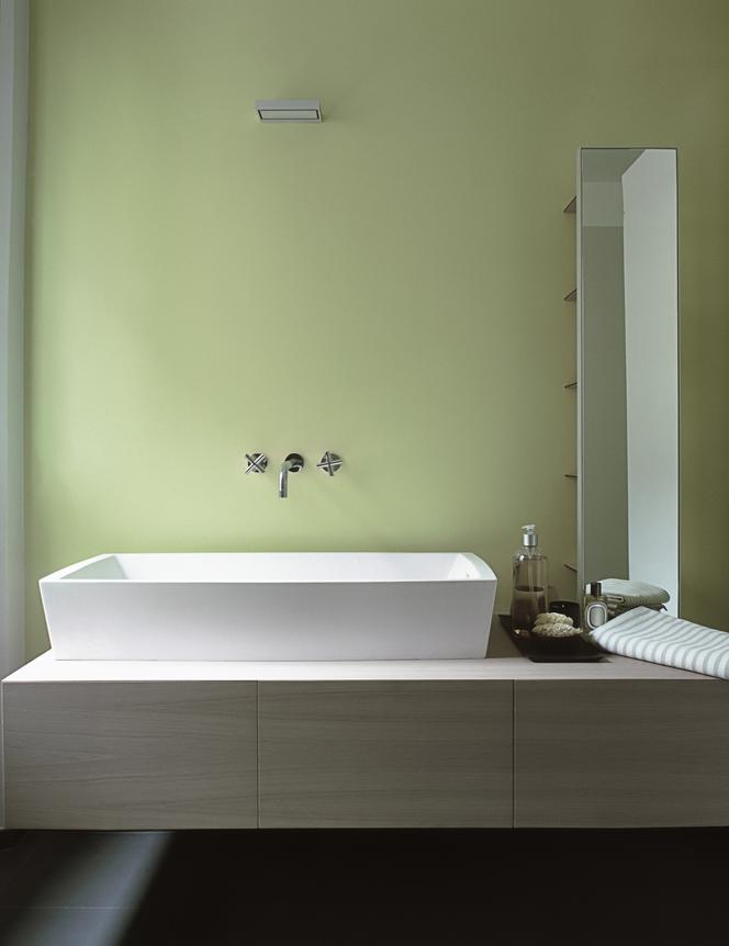Zielona ściana w purystycznej łazience