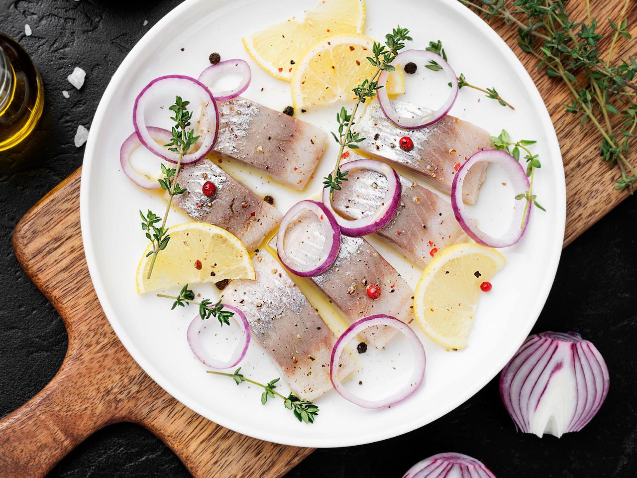 Śledzie z czerwonym pieprzem - hit z chrupiącym dodatkiem