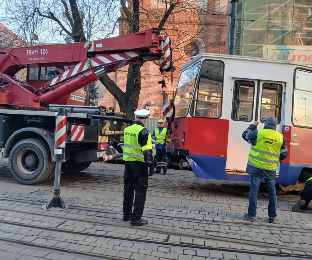 To mogło skończyć się tragedią w centrum Bydgoszczy. Wykoleił się tramwaj, którym podróżowało 50 pasażerów