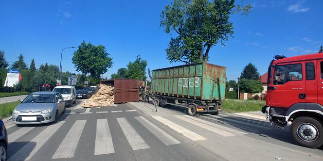 Łódź: Spore utrudnienia po wypadku na Okólnej. Z przewróconego TIRA wysypał się ładunek