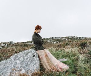 Długa spódnica to nieodłączny element modnych stylizacji. Naszą je zarówno romantyczki, jak i fanki stylu grunge 