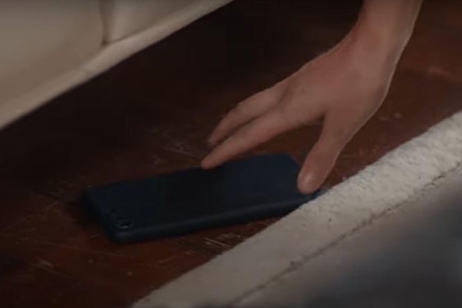 Aynur przez przypadek upuszcza telefon Nany 