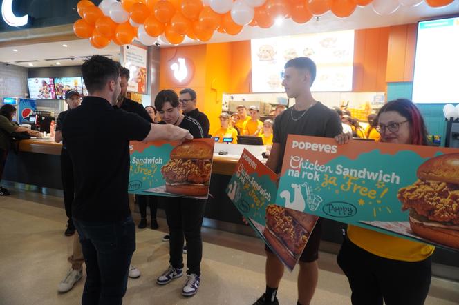 Trzy osoby wygrały roczny voucher na firmową kanapkę do Popeyes w Poznaniu