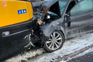 Czołowo huknął w tramwaj. Pijany kierowca uciekł 