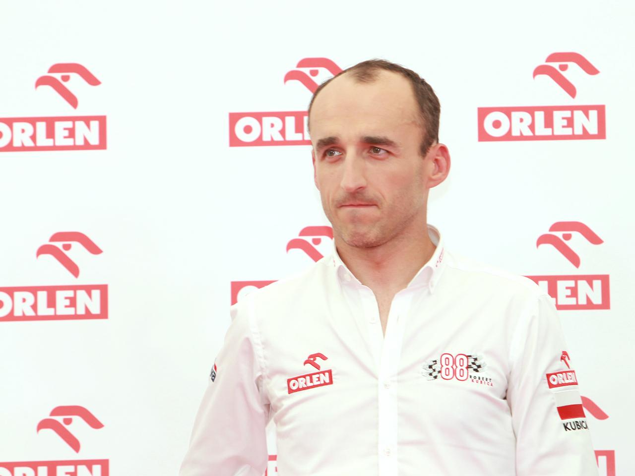 Tym razem Robert Kubica nie zdołał ukryć, jak wygląda jego prawa ręka. Taki ślad zostawił straszliwy wypadek
