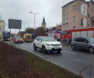 Wypadek na Jana Pawła II w Lesznie. Kierowca osobówki przejechał przez barierki