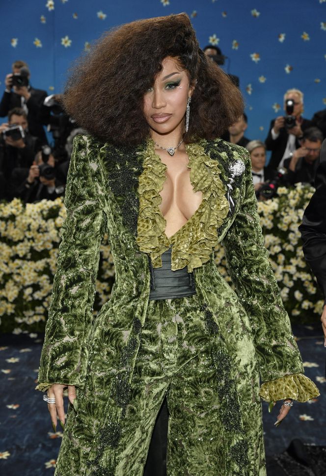 Najgorsze stylizacje na Met Gali 2025. Fotrepian na plecach to dopiero początek