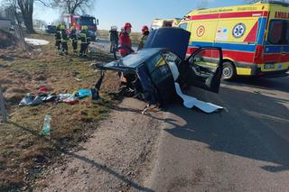 Potworny wypadek pod Siedlcami. Auto rozpadło się na pół!