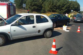 Zderzenie dwóch osobówek na obwodnicy Brodnicy. Jedna osoba trafiła do szpitala! [ZDJĘCIA]