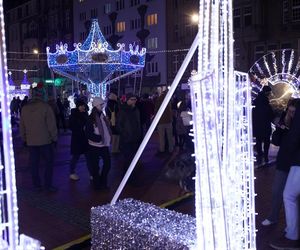 Bytomski rynek świeci się jak choinka. Gwiazda DeLoreana rozświetliła Bytomski Jarmark Świąteczny