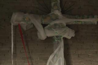 Ścięła metalowy krzyż, bo sąsiadki pod nim śpiewały: Ciągle modliły się pod tym kiczowatym krzyżem!