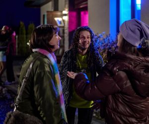 Na Wspólnej odc. 4024. Ula (Julia Jurek), Dorota (Anastazja Kohut), chłopak (Dusiek Olszański)