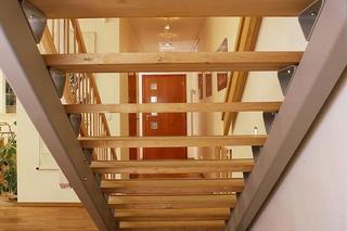Pomysł na schody w małym domu. 8 różnych aranżacji tego samego wnętrza