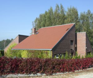 Trzy bryły pod dachem skośnym. Wyjątkowy dom o ceglanej elewacji