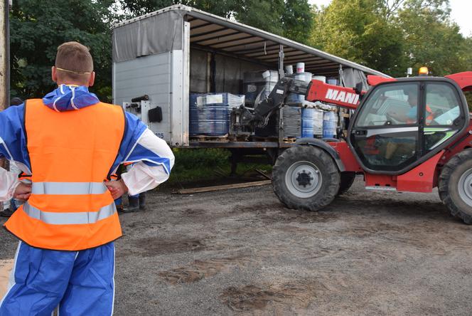 Usuwają bezczki z chemikaliami w Szczurach przy krajowej "11"