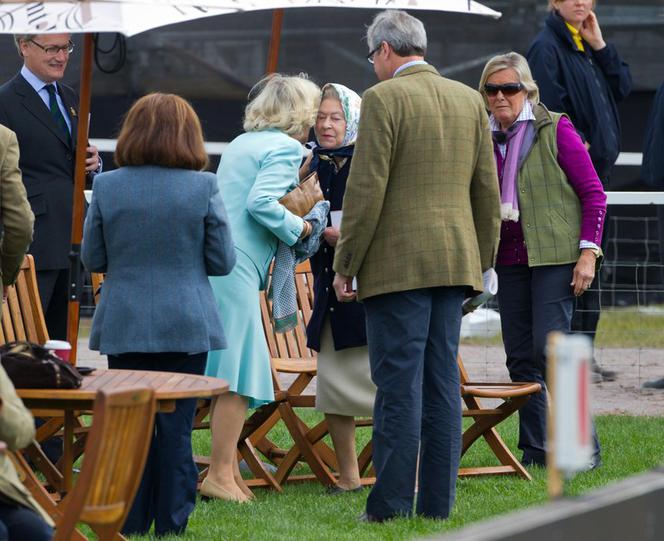 Księżna Camilla całuje królową Elżbietę II