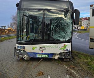 Groźny wypadek autobusu w Krakowie. Pojazd staranował ogrodzenie