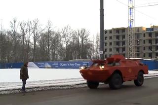 Transporter opancerzony jako taksówka: takie rzeczy tylko w Rosji – WIDEO