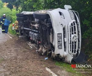 Autokar z dziećmi wylądował w rowie! Sześć osób rannych, droga zablokowana