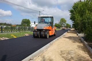 Prace na drodze Nowy Świat – Ludwików: Droga równa jak stół! Kiedy kierowcy nią przejadą? [FOTO]