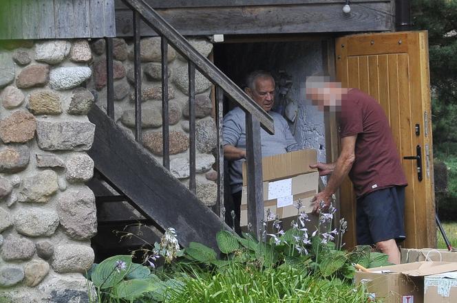 Marek Kondrat sprząta śmieci na działce na Mazurach