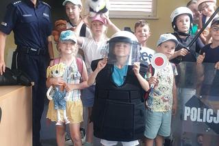 Dzieci na komendzie policji