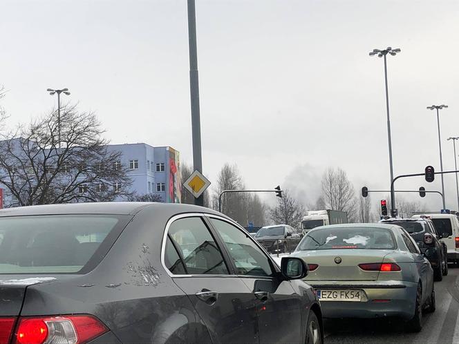 Pożar na Bałutach! Ogień w hali, w której składują podpałkę do grilla!