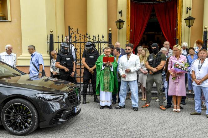 Krzysztof Rutkowski nie przestaje zadziwiać. Tym razem zorganizował ceremonię… święcenia samochodów [ZDJĘCIA]