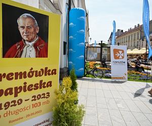 Gigantyczna kremówka w Rzeszowie gotowa. Porcji wystarczy dla każdego!