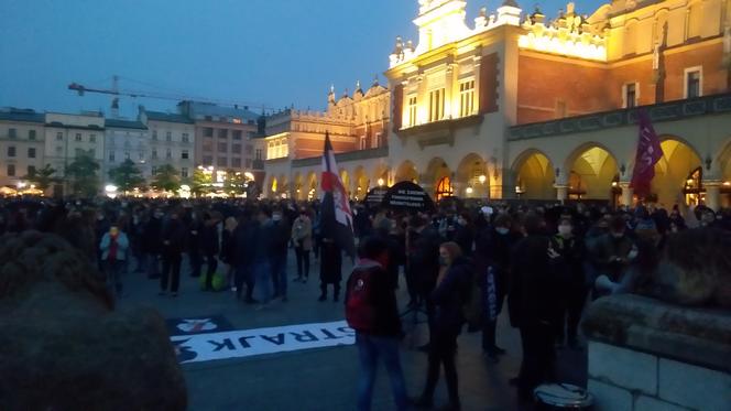 Strajk kobiet na Rynku Głównym w Krakowie. Protest przeciwko wyrokowi Trybunału Konstytucyjnego