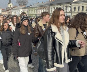 Maturzyści z Nowego Sącza zatańczyli poloneza na Rynku 