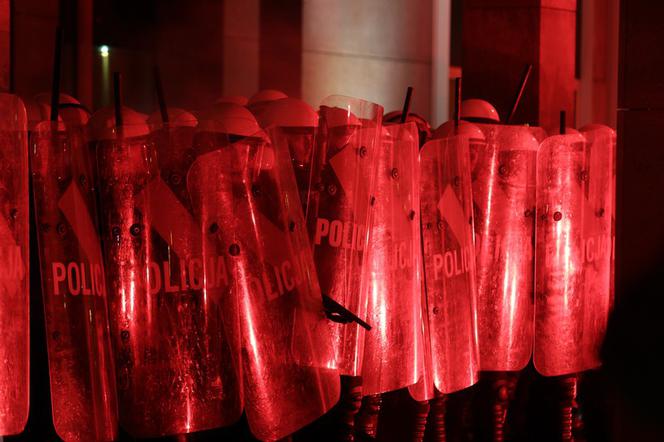 Znowu wrze przed siedzibą JSW. Płonął race, wybuchają petardy, wyją syreny