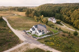 Oto dom o pięciu szczytach, który patrzy w trzy strony świata. Wkomponowany w zbocze, duży i skromnie urządzony