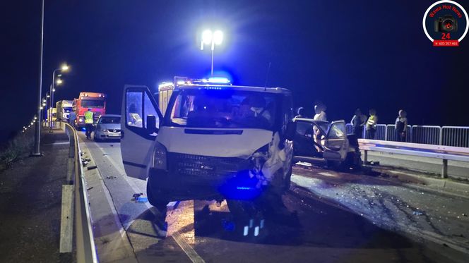 Tragiczny wypadek w Zakroczymiu: Czołowe zderzenie busa z fiatem! Kierowca zakleszczony