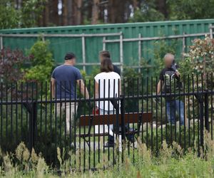 Zbrodnia pod Grójcem. Ksiądz przyznał się do zabójstwa. Policja przeszukała plebanię [ZDJĘCIA]. Kontener: Warszawa