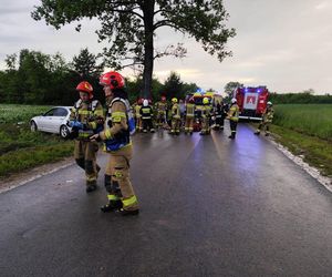 BMW wypadło z drogi i wjechało w grupę nastolatków! Dwóch z nich walczy o życie [ZDJĘCIA]