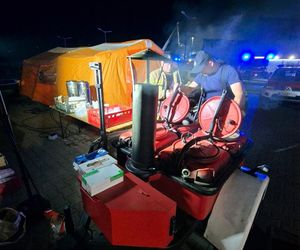 Kawle. Strażacy usuwają zniszczenia po pożarze hali przetwórstwa drobiu. W akcji robot gaśniczy i drony