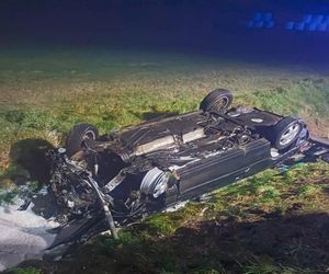 Chwile grozy na drodze. Samochód z trójką pijanych dachował na krajówce