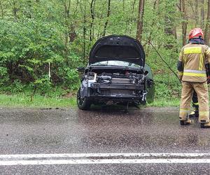 Wypadek na drodze nr 42 w Brodach. Zderzyły się dwa auta osobowe