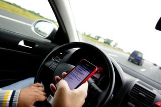 Polacy używają mniej telefonów komórkowych w czasie jazdy! Statystyki są coraz lepsze