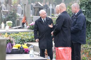 Jarosław Kaczyński na grobie swojej mamy Jadwigi Kaczyńskiej