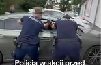 Strzelanina pod Biedronką w Bolkowie. Wyciekło szokujące nagranie z interwencji. Policjant ranny