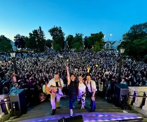 Koncert Dawida Kwiatkowskiego przed ratuszem miejskim w Kętrzynie