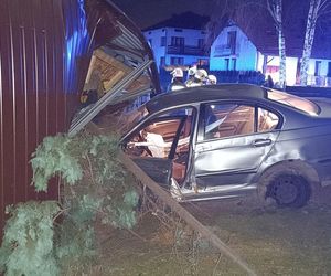 Polanka Wielka. 30-latek stracił panowanie nad bmw i wbił się w cudzy garaż. Uszkodził dwa inne pojazdy