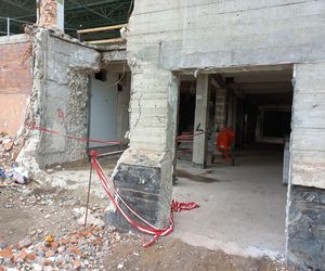 Wielki dźwig stanął przy pływalni Akwawit w Lesznie. Rusza ostatni etap rozbiórki 