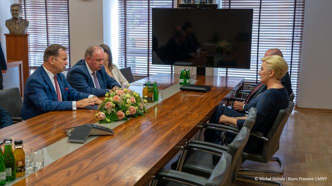 Agata Duda cichaczem odwiedza Rzeszów, a marszałek Ortyl wita ją bukietem róż 