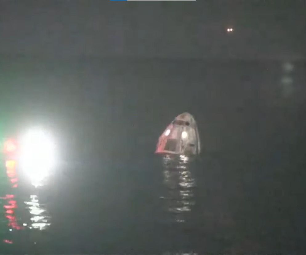 Wodowanie udane! Polski astronauta wrócił na Ziemię. Live